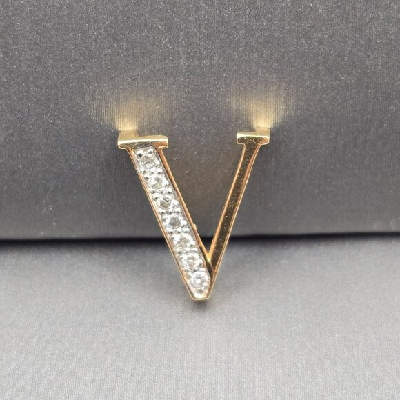 Unbranded Jewelry - 14K Plumb Yellow Gold “V” Initial Pendant Prong-Set Diamonds .625"x.5" 1.03g